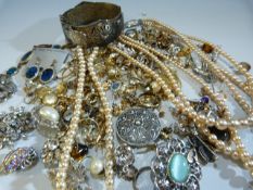 Small collection of vintage jewellery - mostly silver