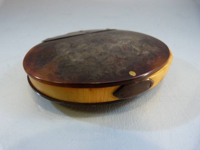 Early 19th Century Tortoise shell and bone bound magnifying glass with small chip to glass - Image 7 of 8