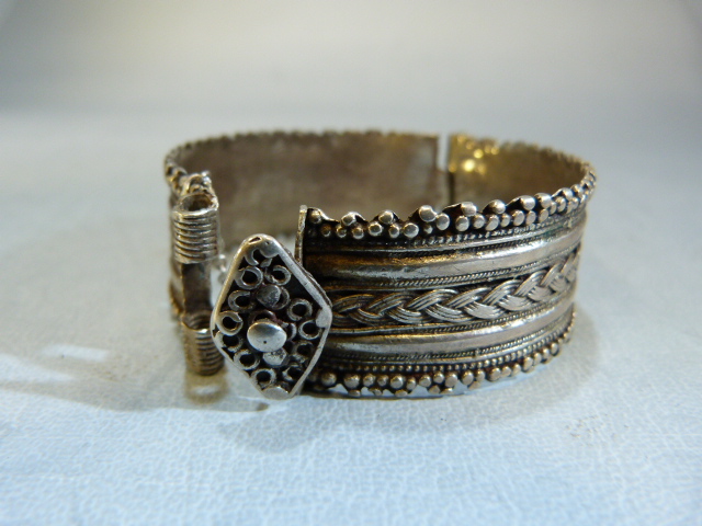 Good quality silver coloured middle eastern bangle - Image 2 of 5