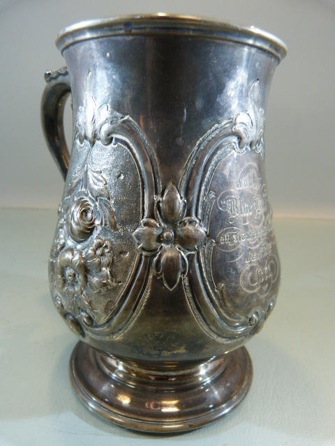 Victorian Silver tankard of Baluster form with embossed flowers and foliate scrolls flanking a - Image 5 of 7