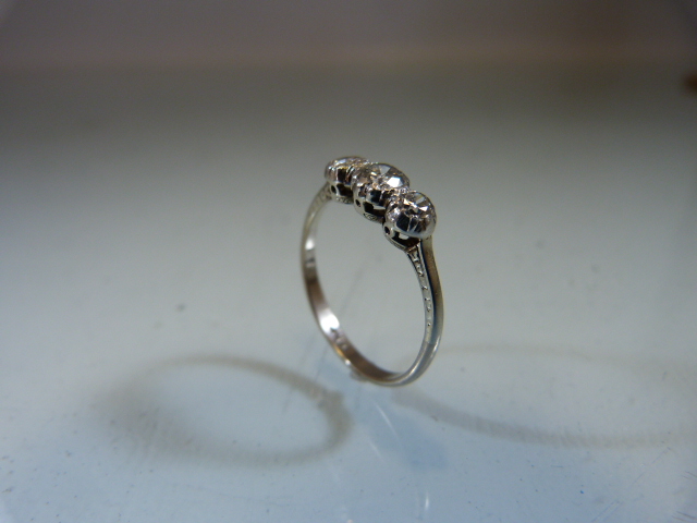 18ct White Gold 3 stone Diamond Trilogy Ring. The centre Old Brilliant cut Diamond is approx: 20cts, - Image 4 of 6