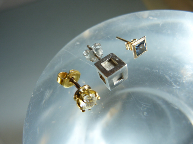 3 x Single Earrings: (1) ½ carat clean Brilliant cut Diamond. (2) Silver (925) approx: 6.4 cube. (3) - Image 3 of 3