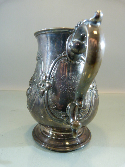 Victorian Silver tankard of Baluster form with embossed flowers and foliate scrolls flanking a - Image 3 of 7