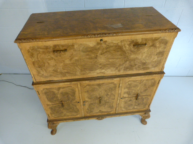 Art Deco walnut cocktail cabinet with drop front above two cupboards. Opens to reveal mirrored light - Image 24 of 25