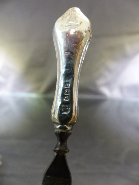 Edwardian Shoe Horn modelled as Mr.Punch by Crisford & Norris Ltd, Along with a silver handled - Image 3 of 6