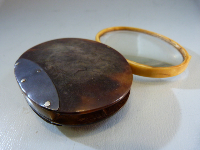 Early 19th Century Tortoise shell and bone bound magnifying glass with small chip to glass - Image 4 of 8