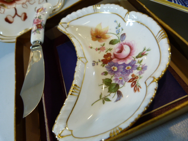 Royal Crown Derby Porcelain - boxed 'Derby Posies' with knife, Royal Crown Derby Cabinet plate Rd - Image 5 of 9