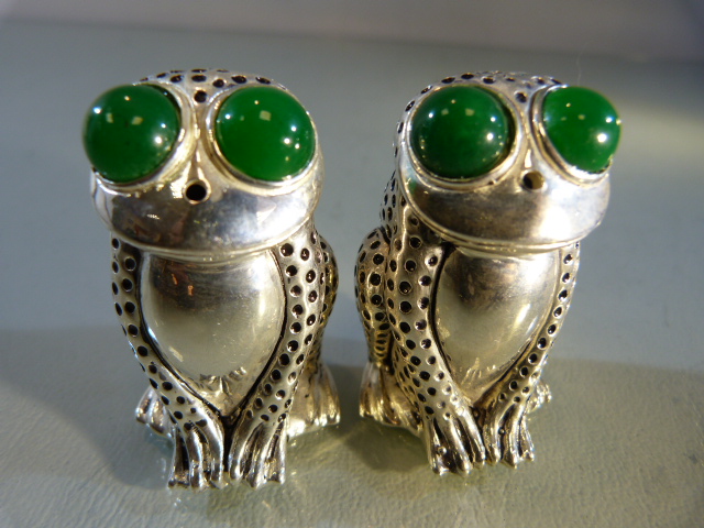 Pair of 800 silver condiments in the form of frogs with glass eyes - Image 5 of 6