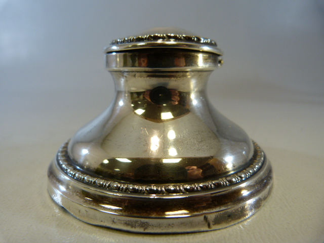 Hallmarked silver inkwell with hallmarked lid and oak bottom. Hallmarks for Birmingham. - Image 2 of 7