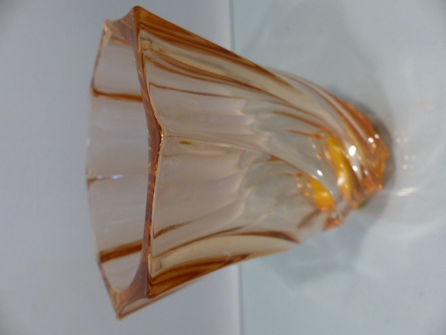 Art Deco peach glassware to include bowl, Ashtray, vase and bud vase. - Image 4 of 6