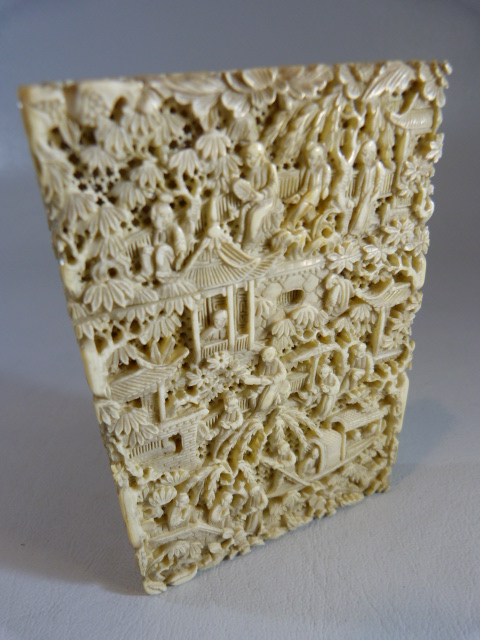 A 19TH CENTURY CHINESE CANTON IVORY CARD CASE, all sides decorated with detailed scenes of - Image 10 of 10
