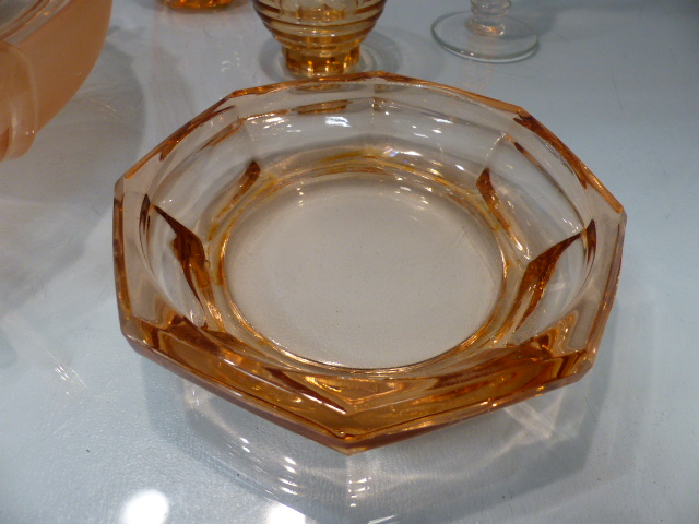 Art Deco peach glassware to include bowl, Ashtray, vase and bud vase. - Image 2 of 6