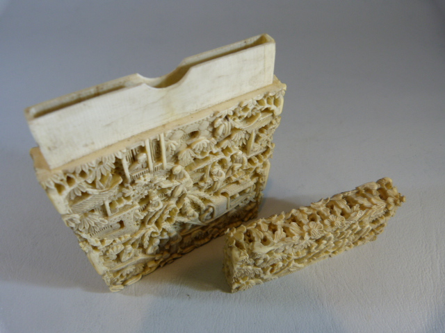 A 19TH CENTURY CHINESE CANTON IVORY CARD CASE, all sides decorated with detailed scenes of - Image 4 of 10