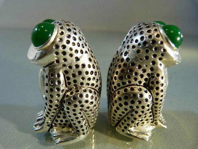 Pair of 800 silver condiments in the form of frogs with glass eyes - Image 2 of 6
