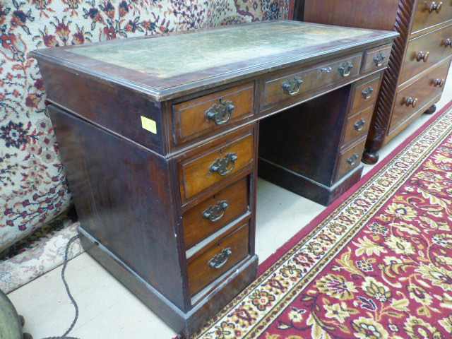 Antique pedestal mahogany desk with tooled leather inlay - Image 2 of 4