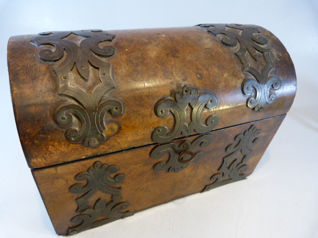 Small rosewood box containing small amount of Jade to include a Frog, Tang type horse, elephant - Image 3 of 15