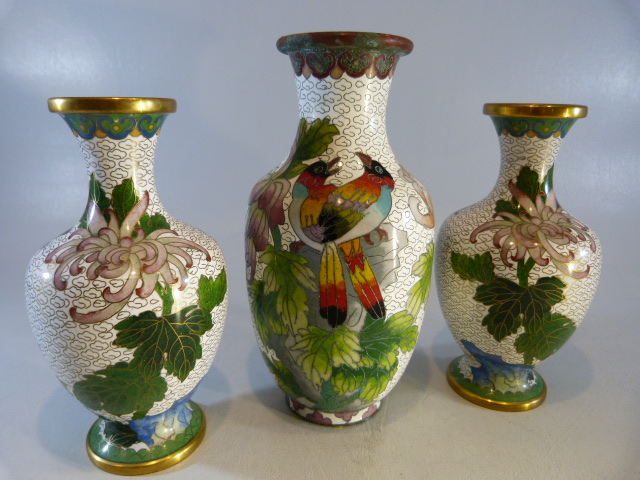 Cloisonne - large collection of Oriental Cloisonne pieces to include Ginger jars and covers, vases - Image 5 of 13
