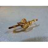 Victorian 15ct Gold (Chester 1907) approx: 43.8mm wide bar brooch, with central approx:14mm crescent
