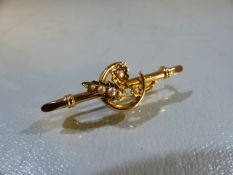 Victorian 15ct Gold (Chester 1907) approx: 43.8mm wide bar brooch, with central approx:14mm crescent
