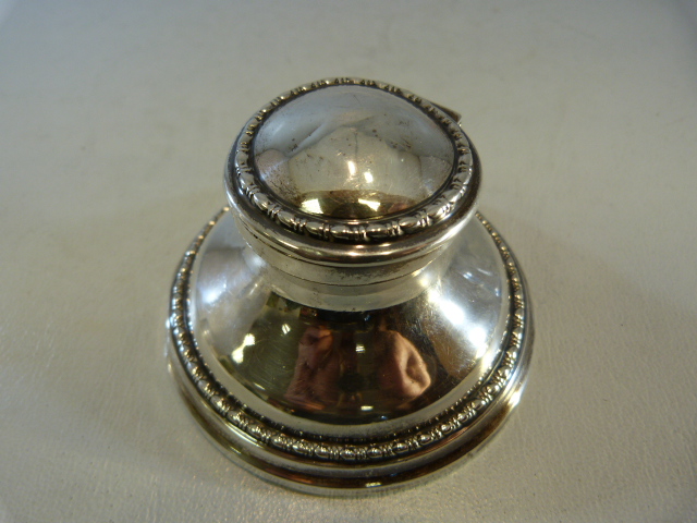 Hallmarked silver inkwell with hallmarked lid and oak bottom. Hallmarks for Birmingham. - Image 7 of 7