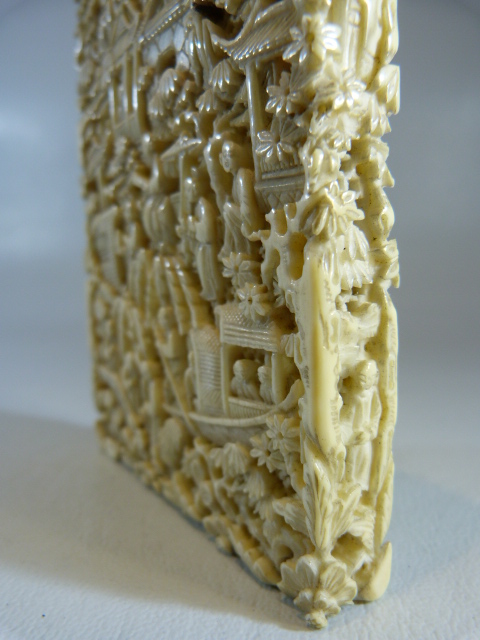 A 19TH CENTURY CHINESE CANTON IVORY CARD CASE, all sides decorated with detailed scenes of - Image 8 of 10