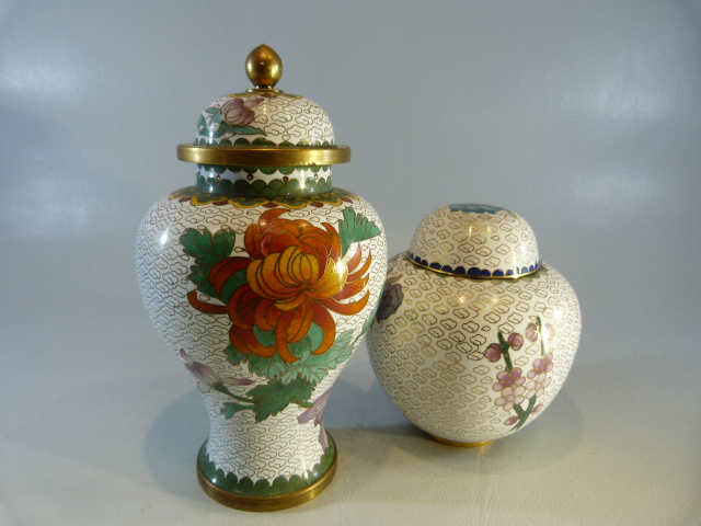 Cloisonne - large collection of Oriental Cloisonne pieces to include Ginger jars and covers, vases - Image 4 of 13