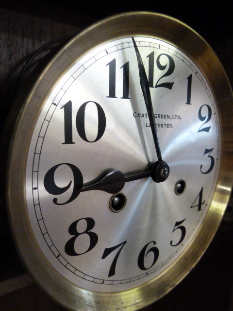 Oak cased mid century bracket clock - Image 4 of 4
