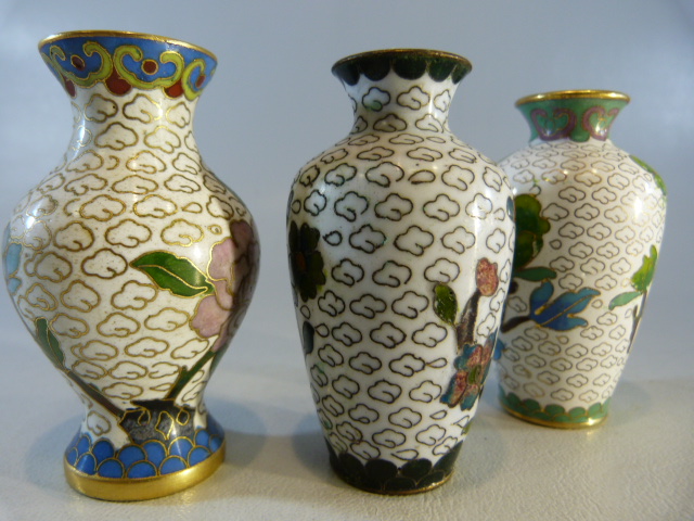 Cloisonne - large collection of Oriental Cloisonne pieces to include Ginger jars and covers, vases - Image 12 of 13
