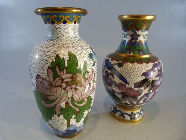 Cloisonne - large collection of Oriental Cloisonne pieces to include Ginger jars and covers, vases - Image 9 of 13
