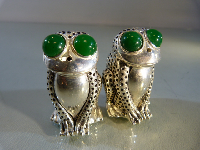 Pair of 800 silver condiments in the form of frogs with glass eyes