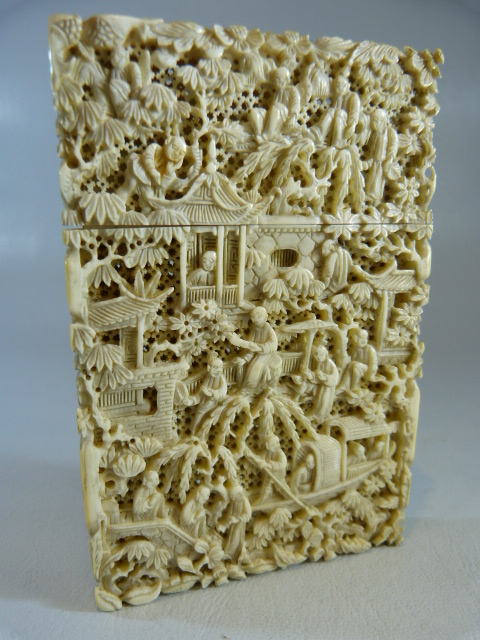 A 19TH CENTURY CHINESE CANTON IVORY CARD CASE, all sides decorated with detailed scenes of - Image 2 of 10