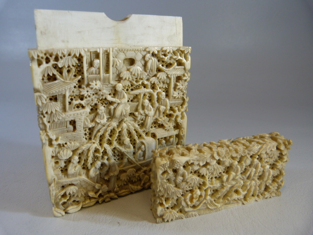 A 19TH CENTURY CHINESE CANTON IVORY CARD CASE, all sides decorated with detailed scenes of - Image 3 of 10