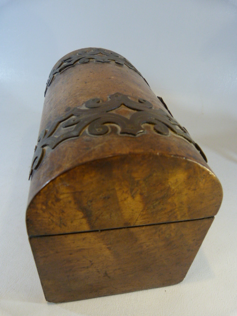 Small rosewood box containing small amount of Jade to include a Frog, Tang type horse, elephant - Image 4 of 15