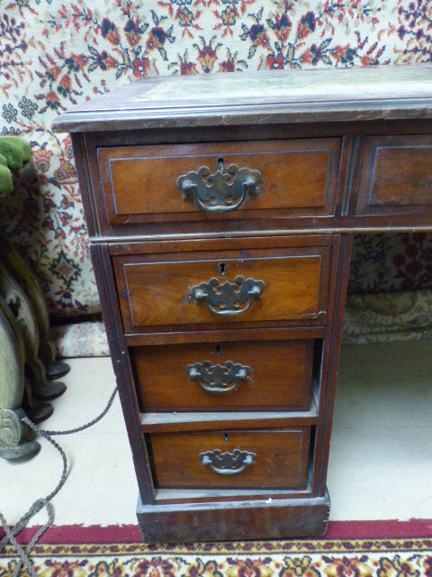 Antique pedestal mahogany desk with tooled leather inlay - Image 4 of 4