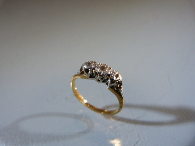 18ct Gold and Platinum ladies ring set with three diamonds. Size K - Image 3 of 3