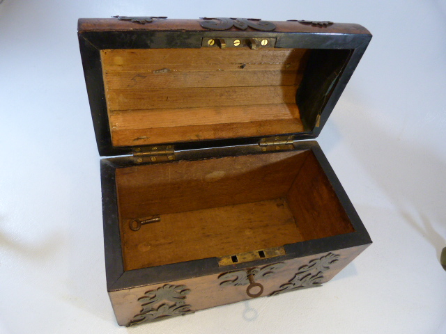 Small rosewood box containing small amount of Jade to include a Frog, Tang type horse, elephant - Image 5 of 15