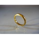 Gold Wedding band hallmarks rubbed but tests as 18ct or above (total weight approx 5.8g)