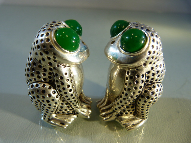 Pair of 800 silver condiments in the form of frogs with glass eyes - Image 4 of 6