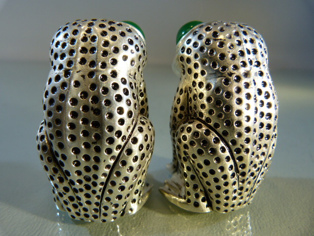 Pair of 800 silver condiments in the form of frogs with glass eyes - Image 3 of 6
