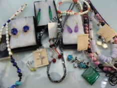 Selection of loose jewellery to include Malachite etc