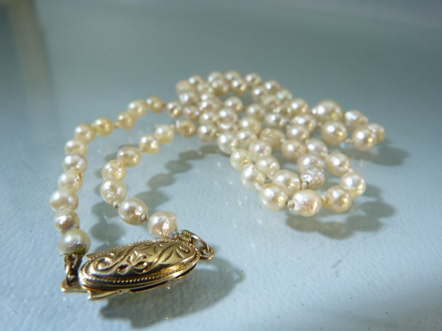 Cultured Pearl necklace with Graduating beads and a 14k gold clasp. - Image 4 of 7