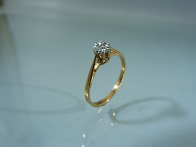 Ladies 9ct Gold Hallmarked ring with single set diamond in an illusion setting - Image 2 of 4