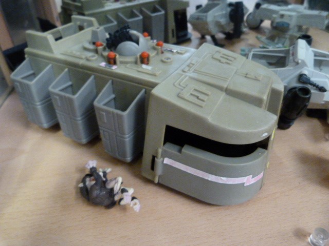 STAR WARS - Troop Carriers, Refillers and small quantity of figures. - Image 2 of 4