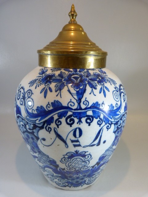 Early 19th Century Dutch delft Tobacco / tea Faience jar and cover decorated in Tin Glaze blue. '
