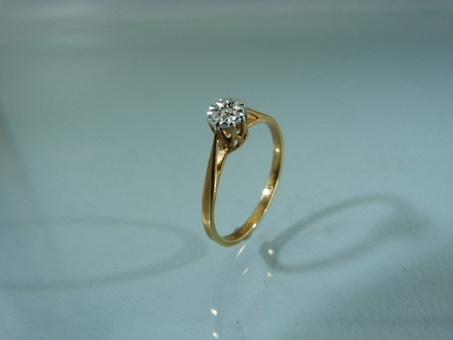 Ladies 9ct Gold Hallmarked ring with single set diamond in an illusion setting