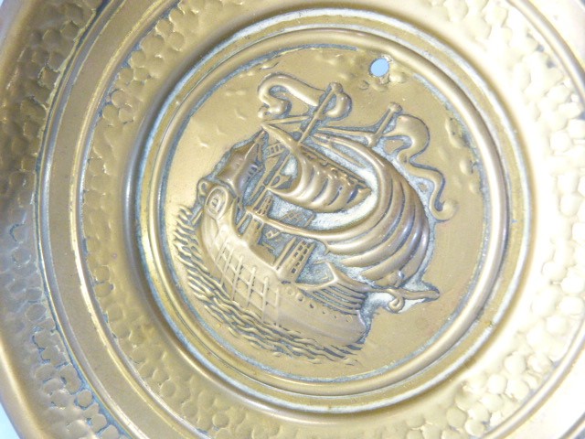 Brass hammered pin dish with central panel depicting a clipper ship at sea. - Image 4 of 4