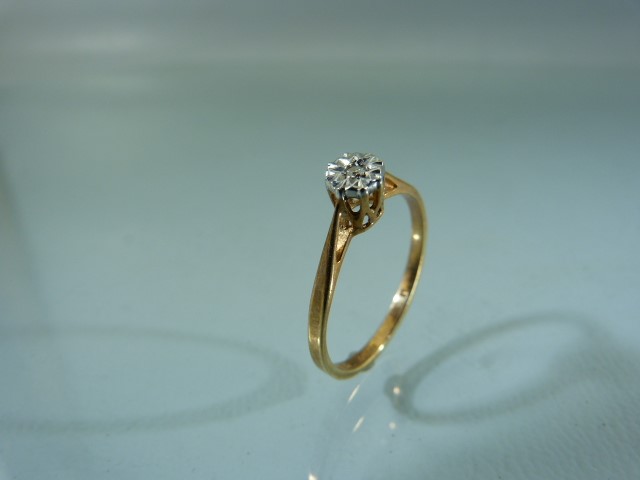 Ladies 9ct Gold Hallmarked ring with single set diamond in an illusion setting - Image 4 of 4