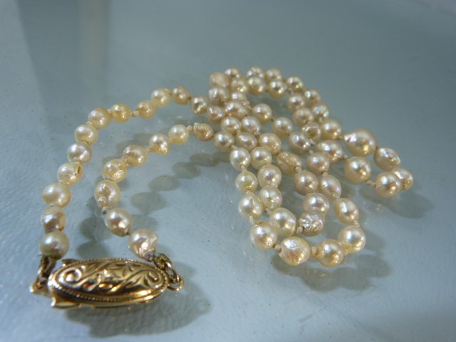Cultured Pearl necklace with Graduating beads and a 14k gold clasp. - Image 3 of 7