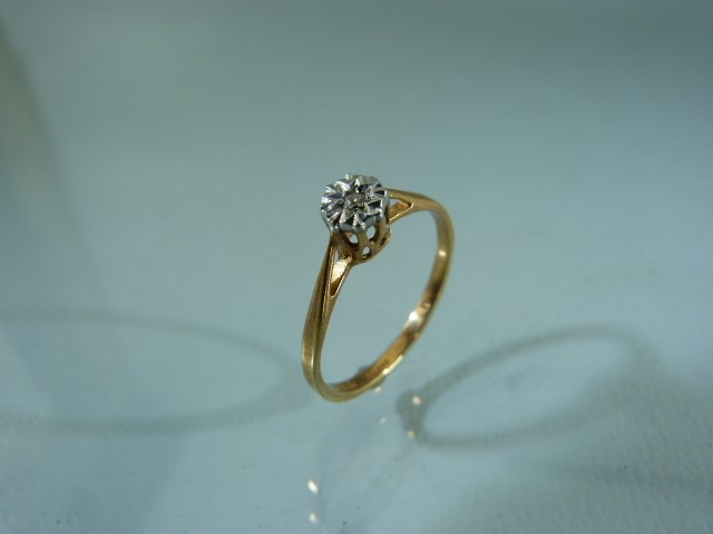 Ladies 9ct Gold Hallmarked ring with single set diamond in an illusion setting - Image 3 of 4