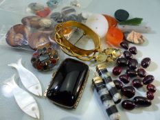 Small selection of loose stones and Jewellery spares